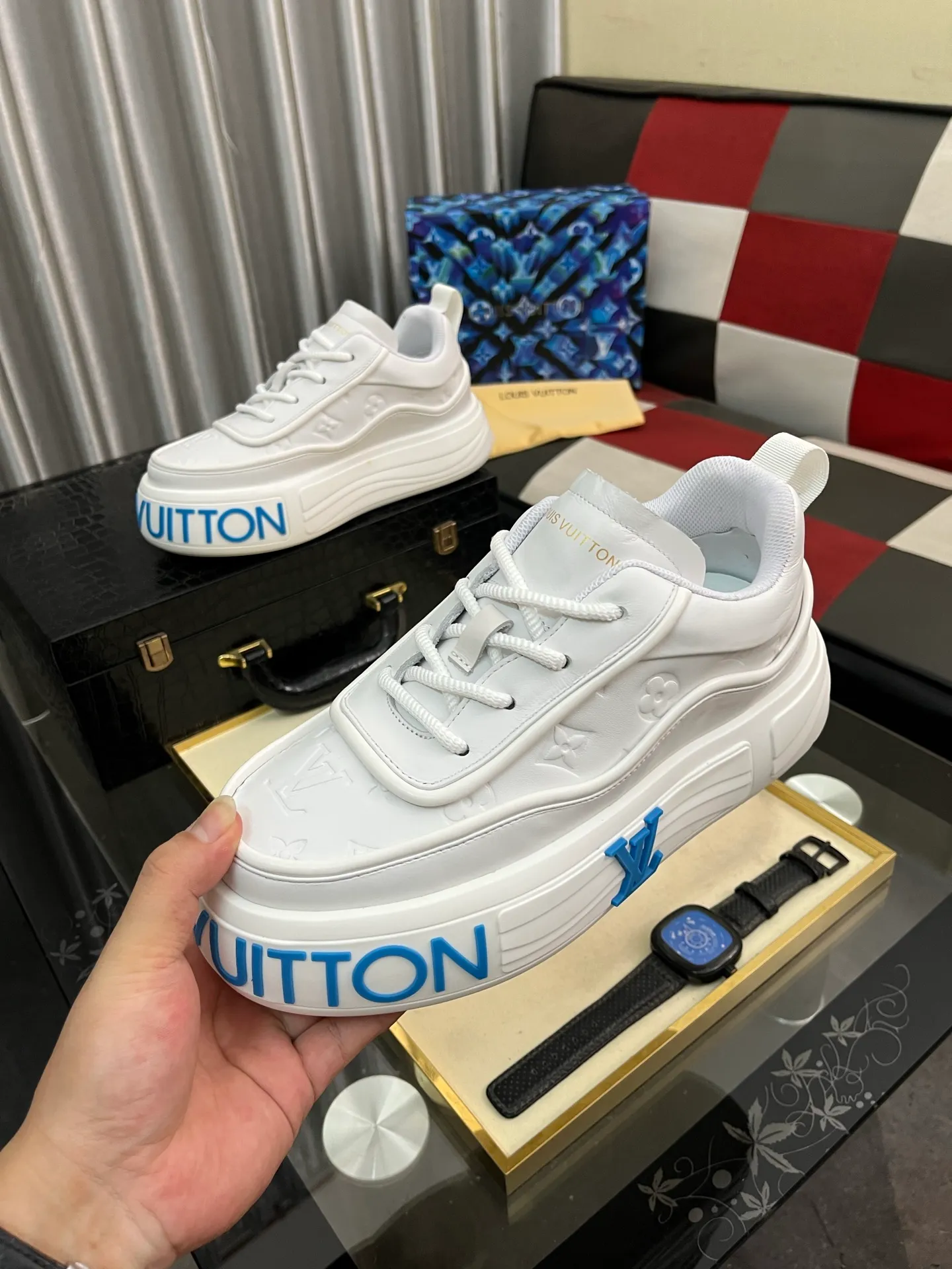 Men's shoes 💰560⌚️⌚️【LOUlS VUlTTON】Louis Vuitton ~ unique and casual style. LV counter purchasing 🏃casual shoes😍😍 Men's 2025 counters are on sale simultaneously, Italian imported brands select first-layer Italian cowhide. Cowhide leather lining (refuses to discolor and grind feet) Code number: 38-44 4⃣️colors available